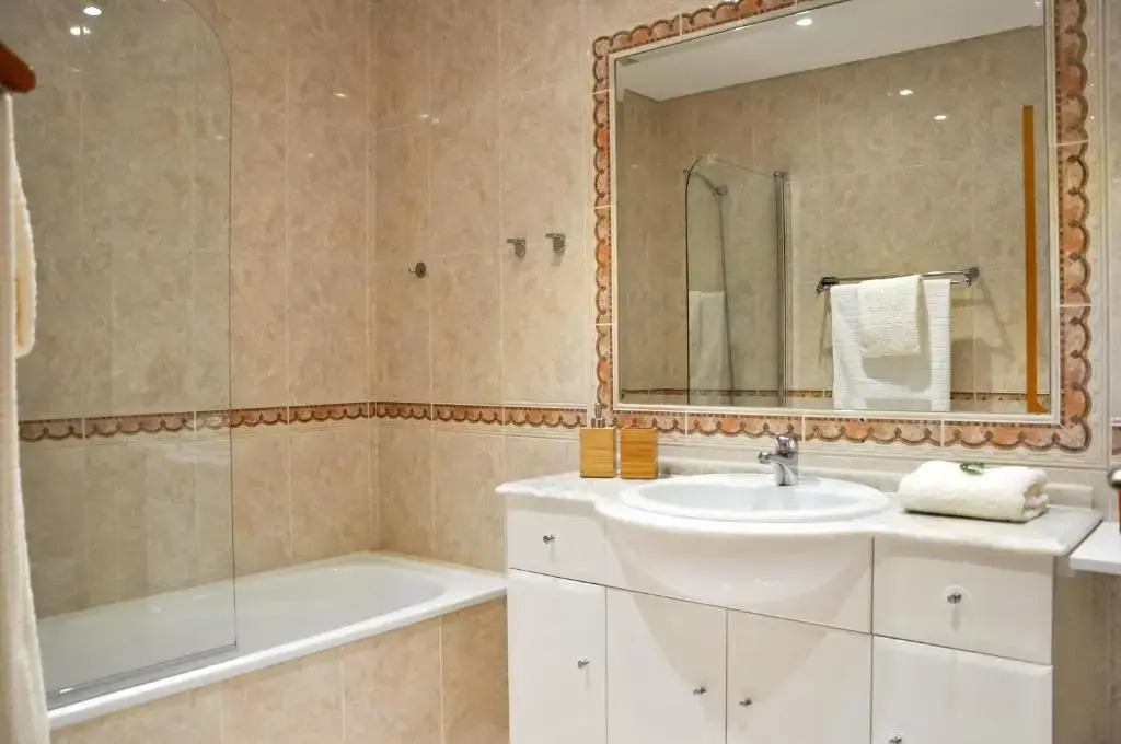 LovelyStay - 2BR Modern, Pool Access, Close to Marina & Beach