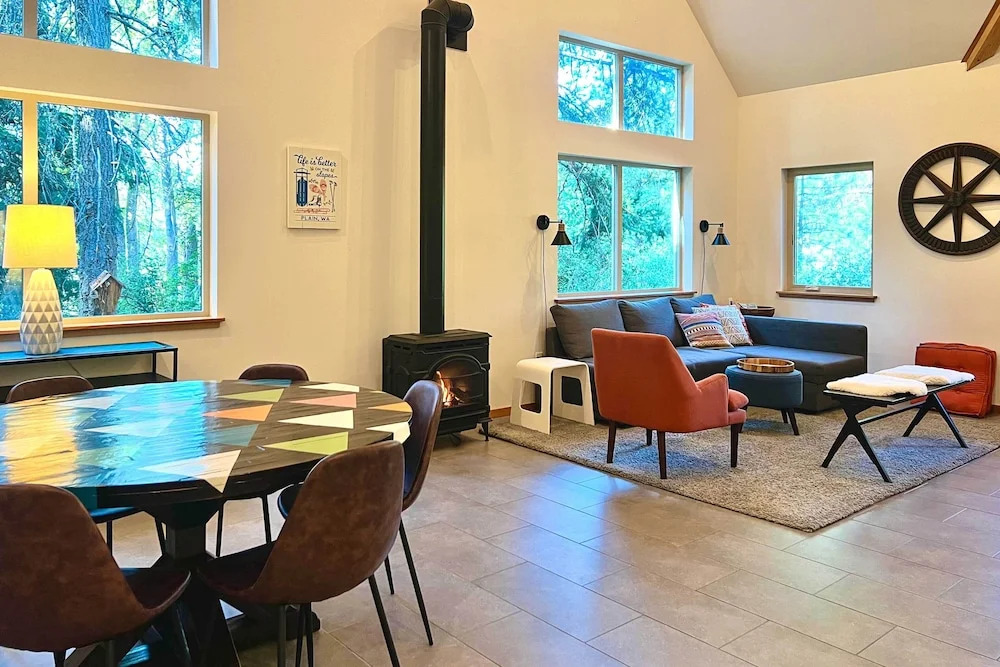 Modern Beaver Valley Cabin w/ Hot Tub & Games!