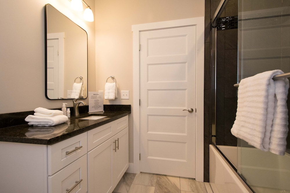 Hendersonville Duplex Sleeps 8 Free Tix