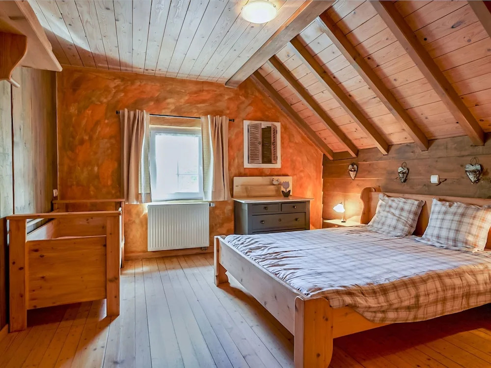 Pleasant Holiday Home in Weywertz Near the Lake