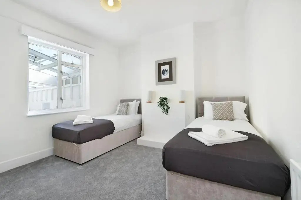 Heathrow Living Stanwell Serviced House 5 bedrooms