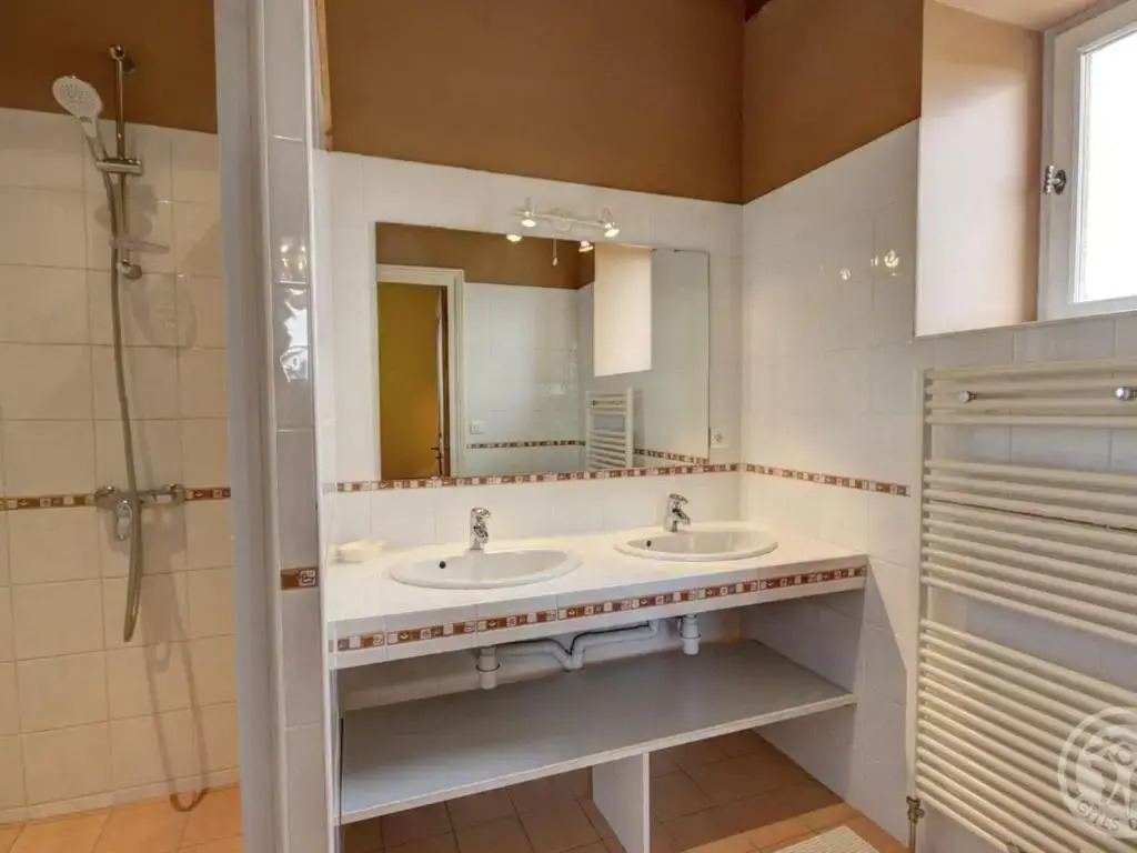 Maison spacieuse avec piscine chauffée, 4 chambres à Chalain-le-Comtal - FR-1-496-48