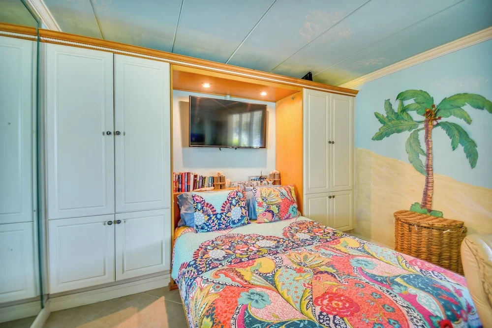 Colorful Virginia Beach Studio - Steps to Beach!