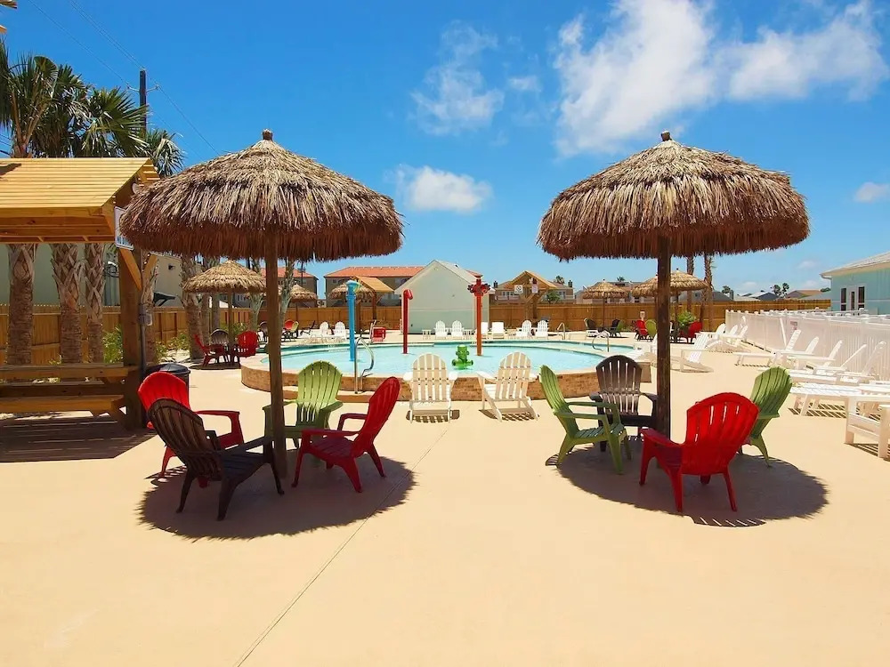 Nemo Cay Resort D142 Poolside by RedAwning