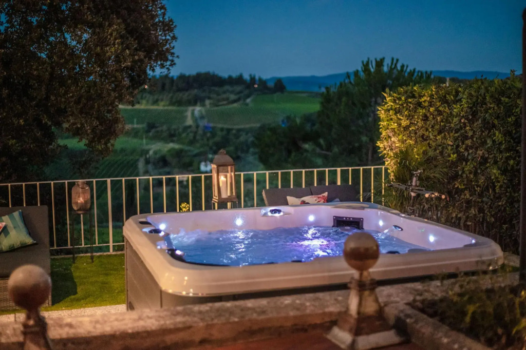 Villa Chianti, your Secret 4 Bedrooms Retreat with View over the Vineyards in Marcialla