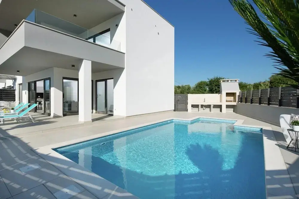 Luxury Apartment With Private Pool, Near the Beach and Close to Pula