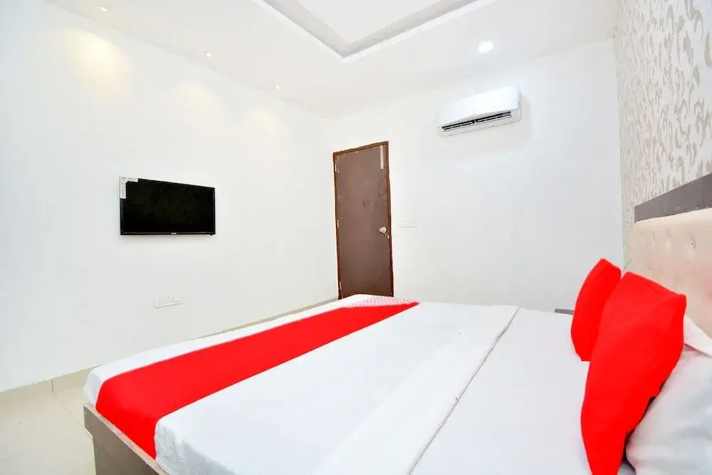 OYO 40005 Corner House