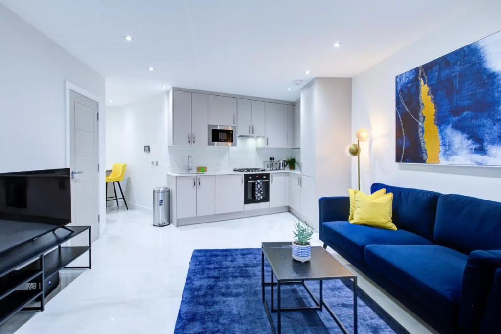 Hybrid Resi - Uxbridge, On-site CAR or VAN parking, near London Heathrow Airport