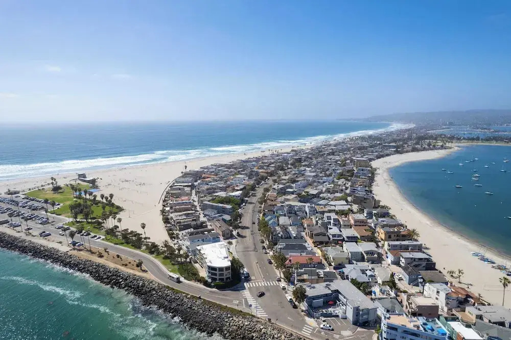 Mission Point 2 by Avantstay Mission Beach Home w/ Large Balcony Steps to Beach!