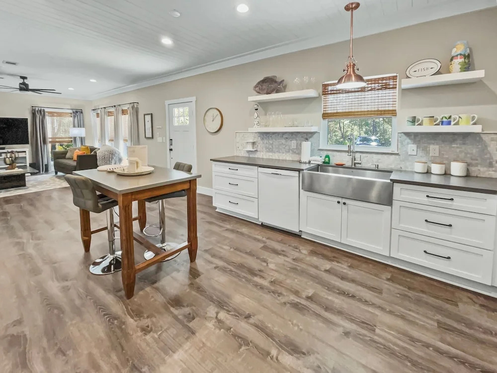 Pinewood Cottage 2 Bedroom Home by RedAwning