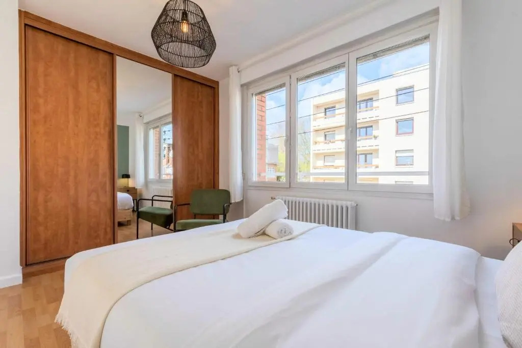 Lille - Superb bright and spacious 2 bedroom apartment with private parking