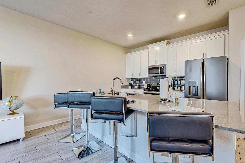 Inviting Home Near Theme Parks With Private Heated Pool, Lanai, Patio & W/D