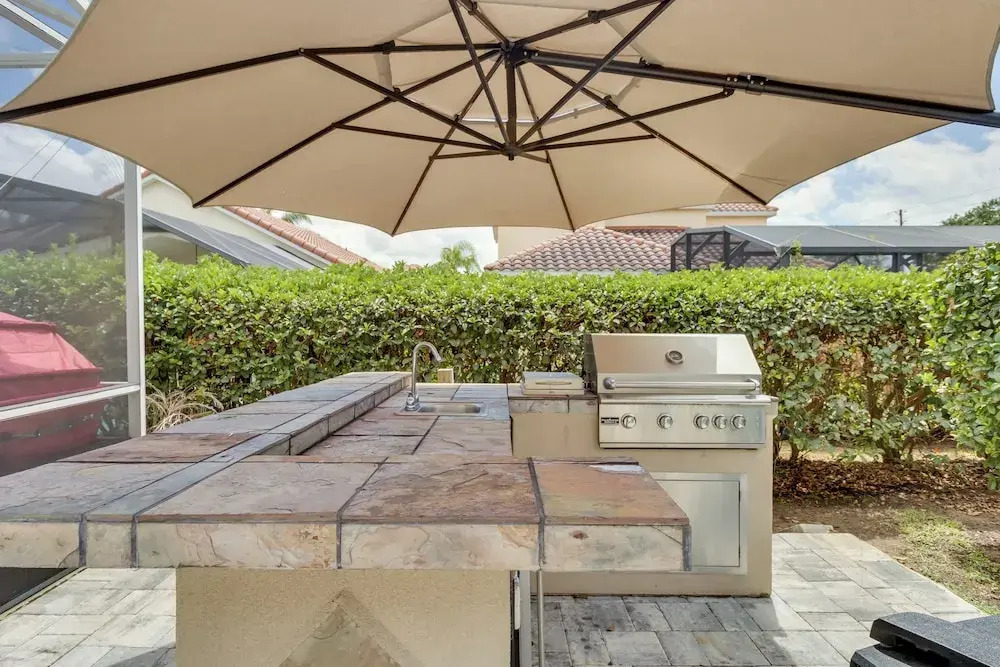Lanai & Pool: Spacious Villa Near Disney