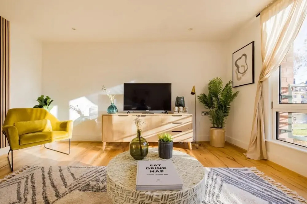 The Crystal Quarters - Modern Bright 2bdr Apartment