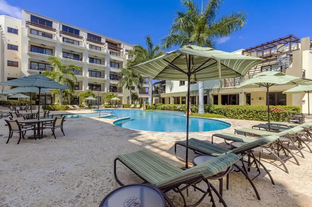 Beautiful 1BR Condo w Large Balcony in Palm Beach