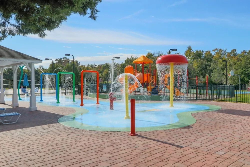 Near Theme Parks! Gorgeous 3 BR Town Home, Splash Park, Pool, Lake, And More!