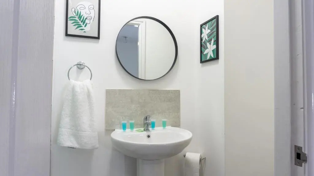 Air Host and Stay - Heyes House- Sleeps 7, free parking, mins from LFC