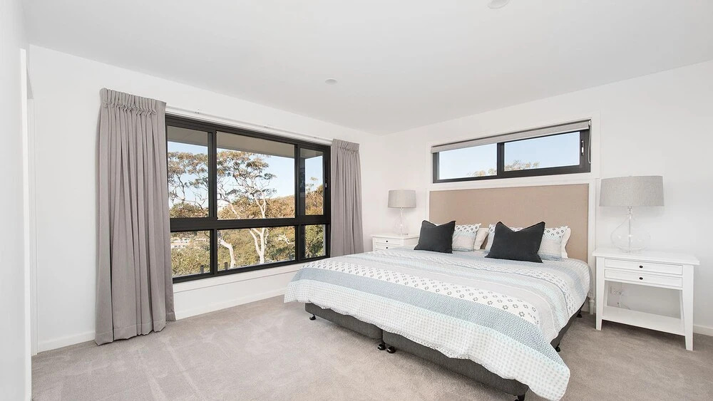 Hilltop Hideaway - Breathtaking views, moments to beach!