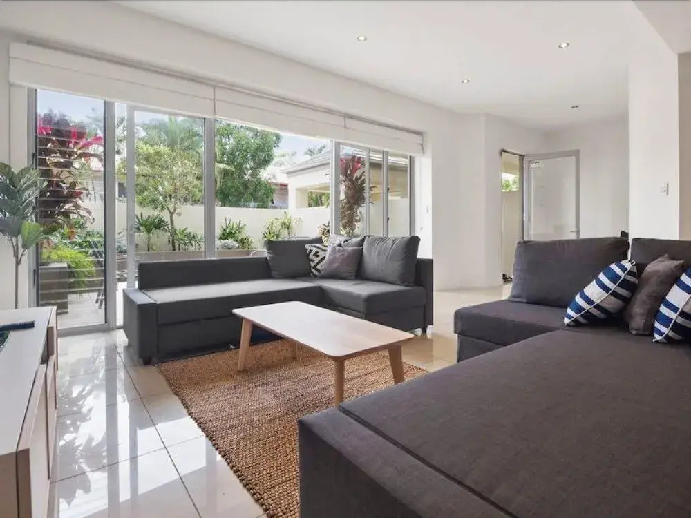 Luxury Townhouse 250m to the Beach