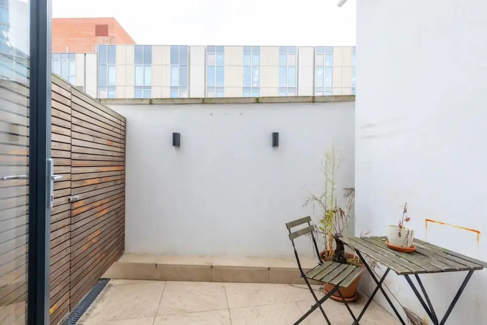Chic 1BD Flat W/patio - 2 Mins From Baron's Court!