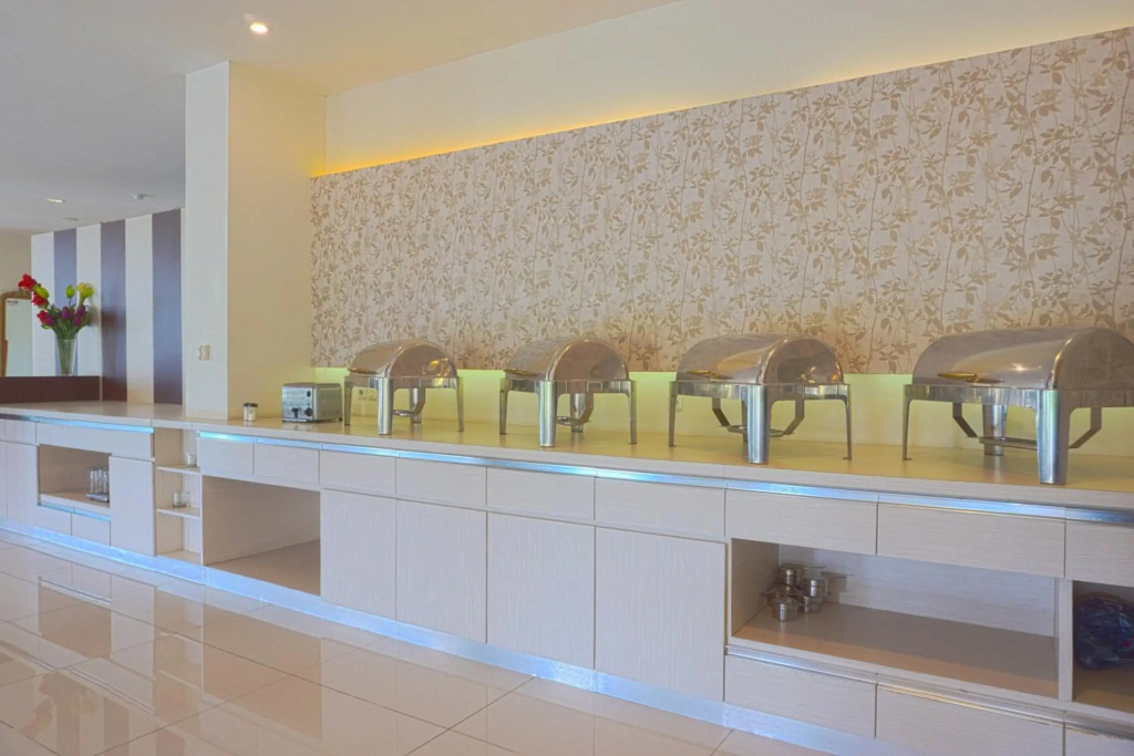 RedDoorz Plus At Grand Sayang Park Hotel Makassar