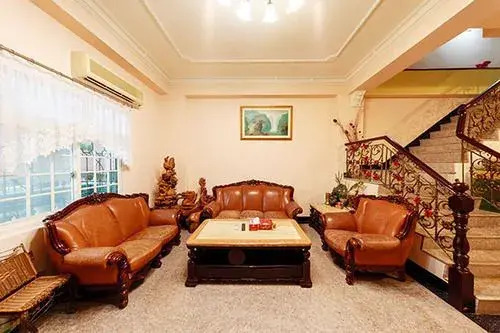 Earl Holiday House