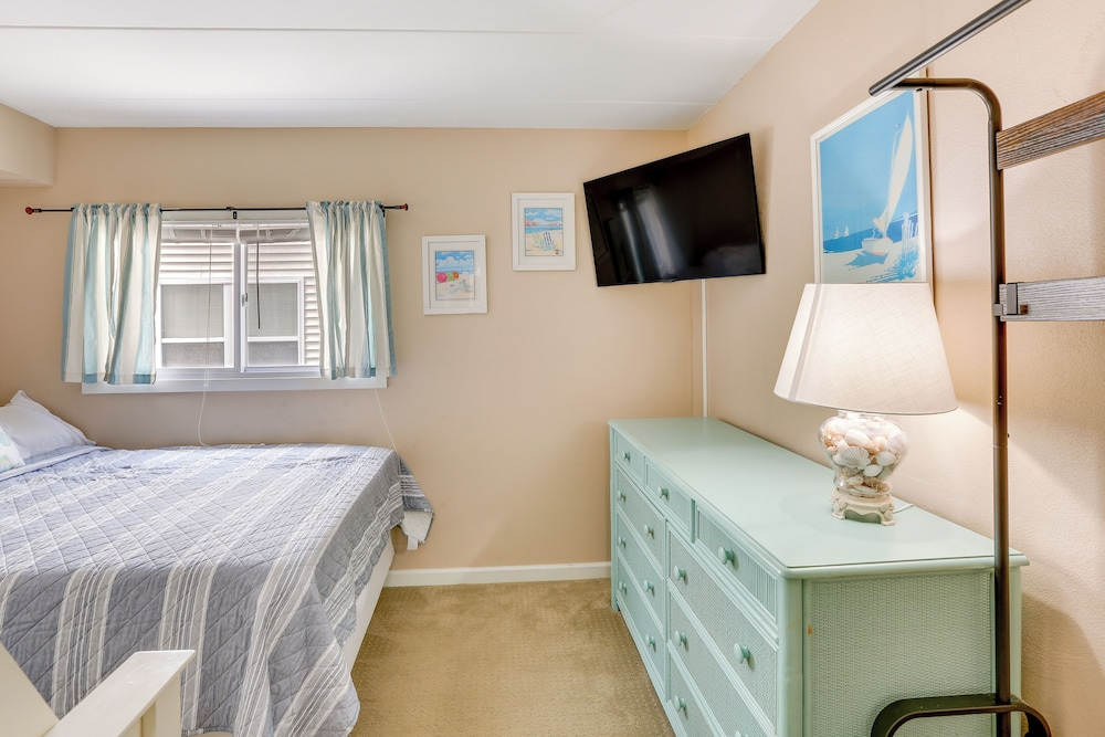 Wildwood Condo w/ Community Pool: Walk to Beach!