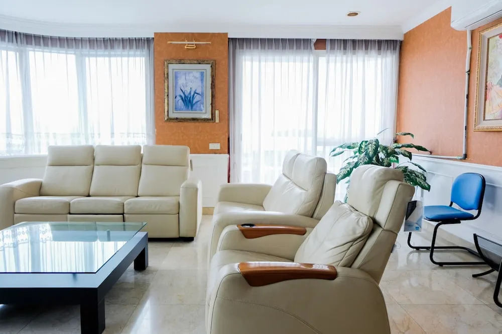 Spacious 2BR Park Royale Apartment