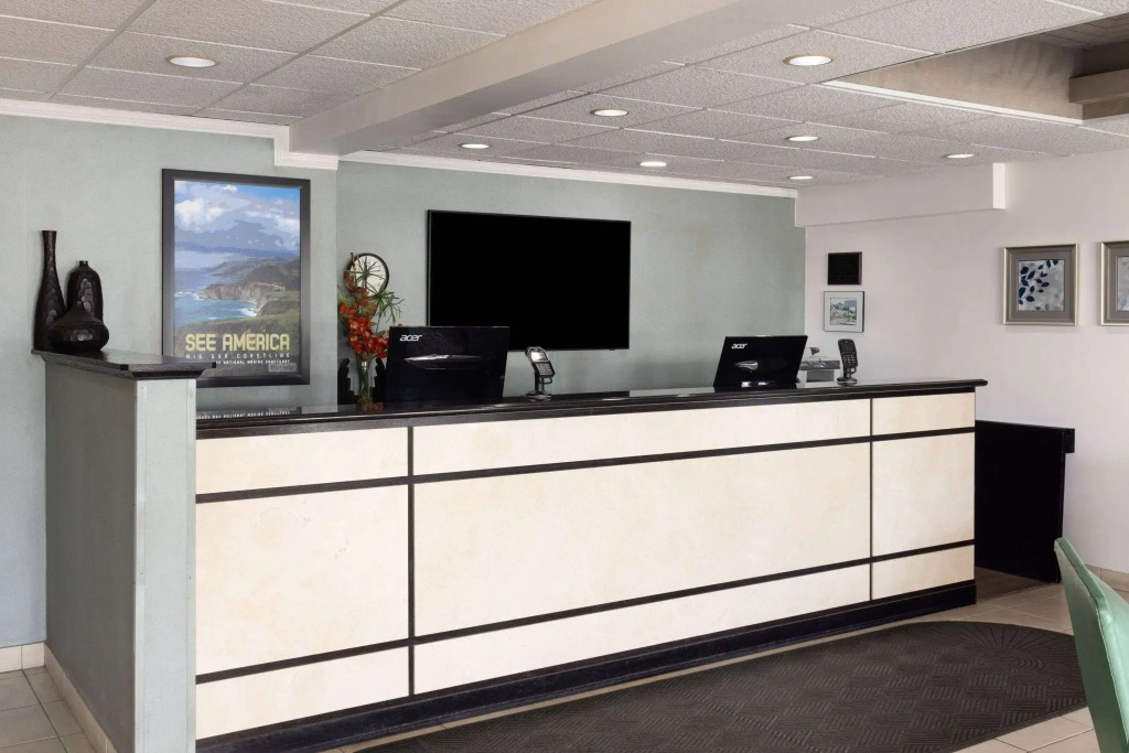 Travelodge by Wyndham Monterey Bay