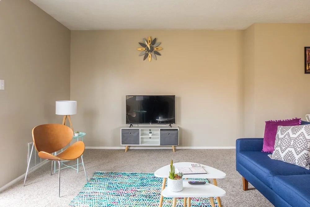 2 Bedroom Apartment w/ Pool, Balcony & WiFi by Frontdesk