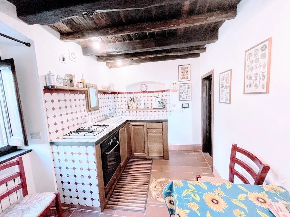 Vicolo - Sleeps 5 With air Con, Wifi, Balcony for Dining and Pool