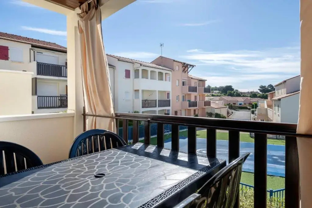 Appartement residentiel avec acces piscine a 200m de la plage