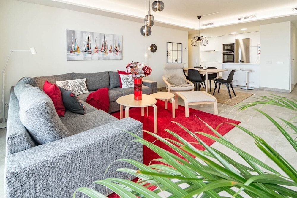 Inf4.6p - Spacious Holiday Home in Estepona