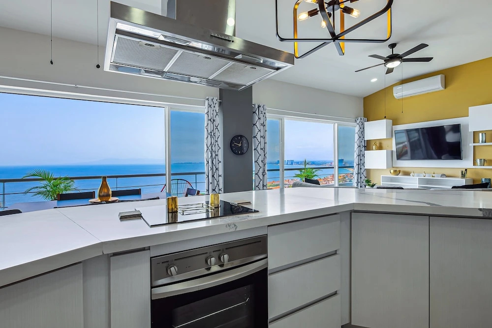 Dog-friendly Ocean View Penthouse & Studio With a Full Kitchen & Kitchenette
