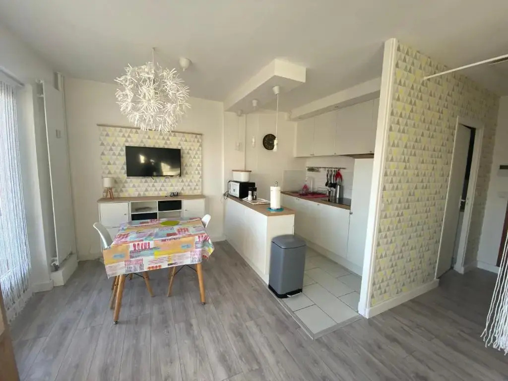 Studio Amicie 27m2, balcon couvert, près centre-gare-cathédrale, wifi