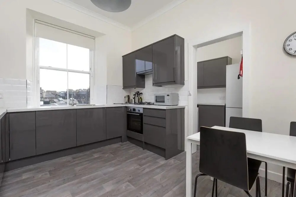 Elegant 3 Bedroom Central Apartment W/Castle View