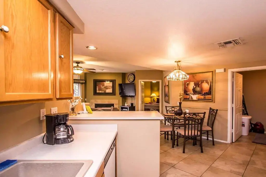 Private Resort Community w/3 Pool-Spa Complexes, ALL HEATED & OPEN 24/7/365!