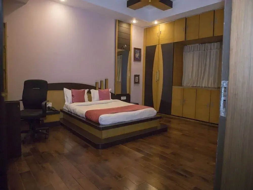 OYO 11345 Hotel White House Inn