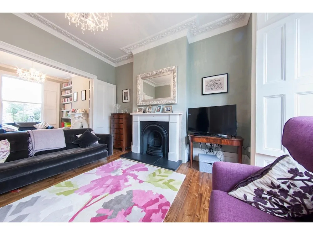 Spacious, Homey 4-br Home For 8 in Peckham