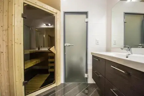 Brooklyn Sauna Apt by Ruterra