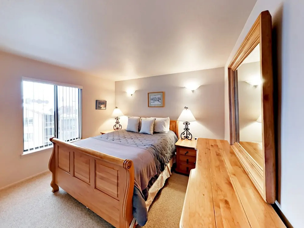 1491 Woodside Avenue Condo Unit 303A - 1 Br condo by RedAwning