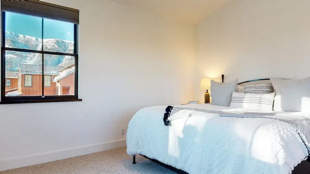 Snowcreek VII 1403 Deluxe Townhouse, Stunning Mountain Views, 2 Car Garage, Washer Dryer by RedAwning