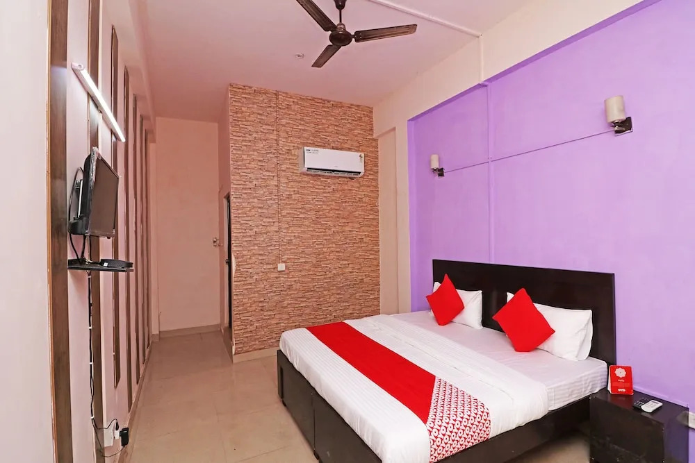 Glorious Stayz 53 Deluxe by OYO Rooms