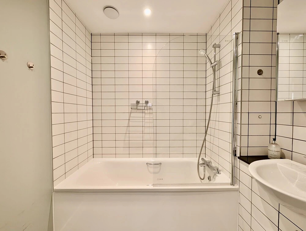 Amazing Flat With Free Parking and Balcony