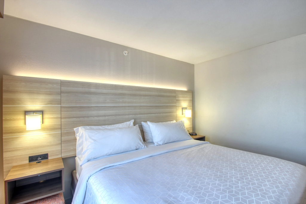 Holiday Inn Express Hotel & Suites Milwaukee Airport, an IHG Hotel