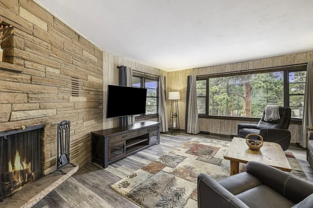 Aspen View Getaway - Monthly Long-term Vacation Rental 30+ Days -- Estes Park 4 Bedroom Home by RedAwning