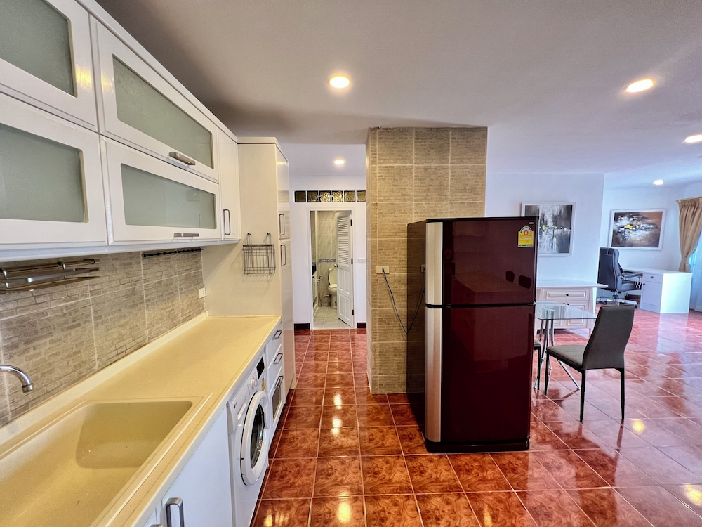 Stylish 1BR Sea-view Condo - 2 Balconies - View Talay 1 Jomtien