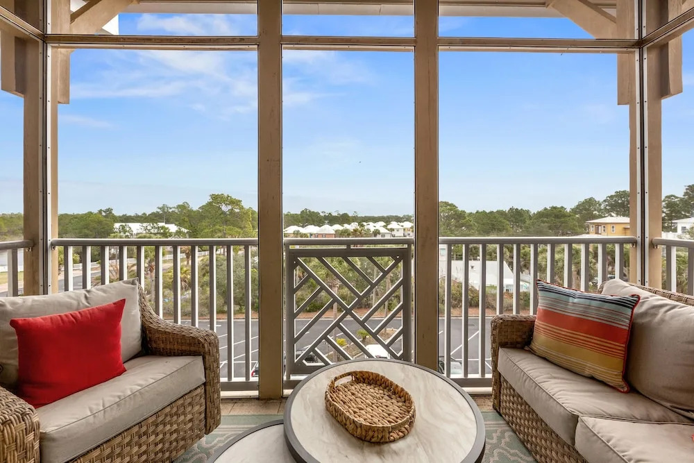Remarkably Updated 3/2 in Seagrove Highlands - Gulf Views Sleeps 9