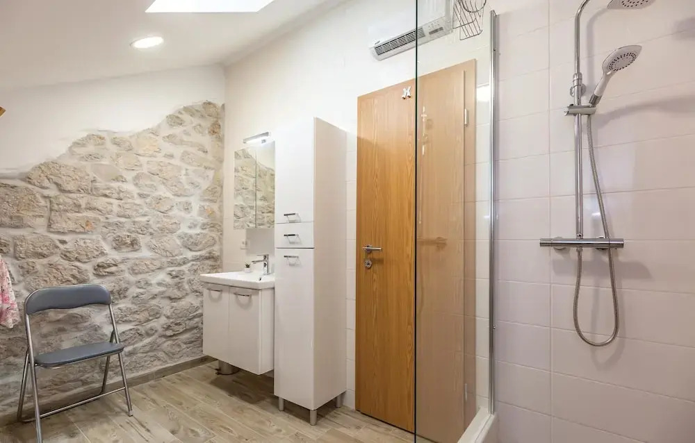 Awesome Home In Ploce With Jacuzzi