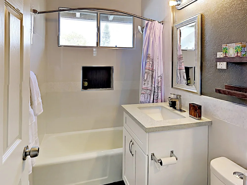Larry 10631 - 3 Br home by RedAwning